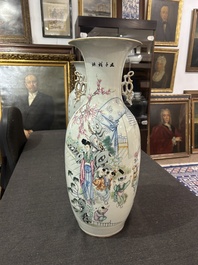 Drie diverse Chinese famille rose vazen, 19de/20ste eeuw