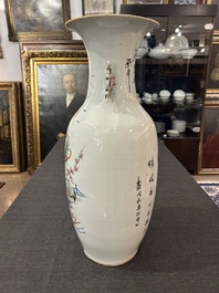 Een paar Chinese famille rose vazen met dames in een tuin, 19de/20ste eeuw