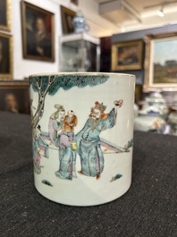 A Chinese famille rose brush pot and a qianjiang cai bowl, 19th/20th C.