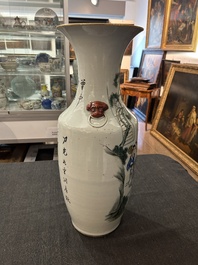 A pair of Chinese famille rose vases with a vistit to the palace, 19th/20th C.