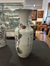 A pair of Chinese famille rose vases with a vistit to the palace, 19th/20th C.