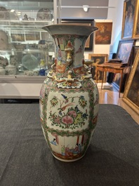 Een paar Chinese Kanton famille rose vazen met paleissc&egrave;nes en floraal decor, ca. 1900