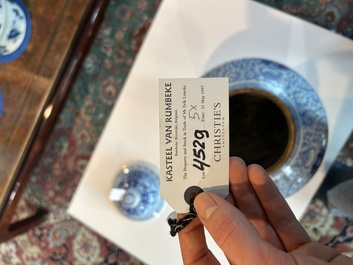 Een Chinees blauw-wit vijfdelig kaststel met 'Shou' decor, Chenghua merk, 19de eeuw