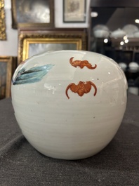 Een Chinese famille rose pot met spelende jongens, 19de eeuw