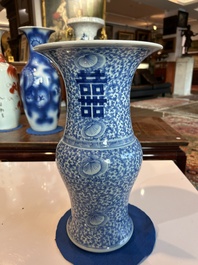 Een Chinees blauw-wit vijfdelig kaststel met 'Shou' decor, Chenghua merk, 19de eeuw