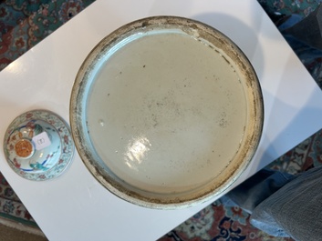 Een Chinese famille rose dekselvaas met spelende jongens in een paleistuin, 19de eeuw