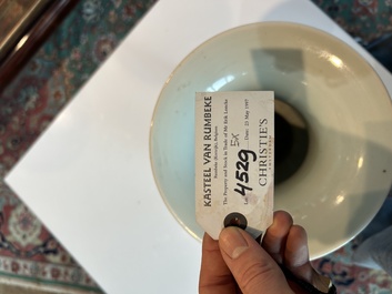 Een Chinees blauw-wit vijfdelig kaststel met 'Shou' decor, Chenghua merk, 19de eeuw