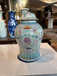 Een Chinese famille rose dekselvaas met spelende jongens in een paleistuin, 19de eeuw