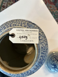 Een Chinees blauw-wit vijfdelig kaststel met 'Shou' decor, Chenghua merk, 19de eeuw