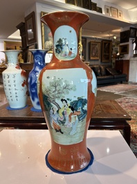 Een paar Chinese famille rose vazen met koraalrode fondkleur, Qianlong merk, Republiek