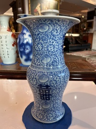 Een Chinees blauw-wit vijfdelig kaststel met 'Shou' decor, Chenghua merk, 19de eeuw