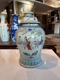 Een Chinese famille rose dekselvaas met spelende jongens in een paleistuin, 19de eeuw