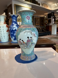 Een Chinese famille rose balustervaas met dames die zich ontspannen in een paleistuin, Qianlong merk, 20ste eeuw