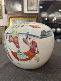 Een Chinese famille rose pot met spelende jongens, 19de eeuw