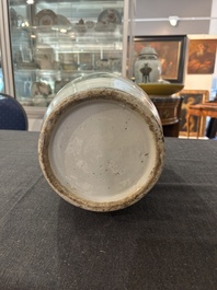 A pair of Chinese famille rose vases with a vistit to the palace, 19th/20th C.