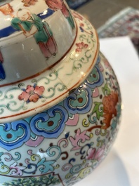 Een Chinese famille rose dekselvaas met spelende jongens in een paleistuin, 19de eeuw