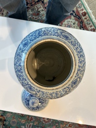 Een Chinees blauw-wit vijfdelig kaststel met 'Shou' decor, Chenghua merk, 19de eeuw