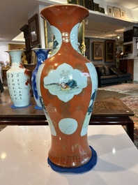 Een paar Chinese famille rose vazen met koraalrode fondkleur, Qianlong merk, Republiek