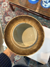 Een Chinees blauw-wit vijfdelig kaststel met 'Shou' decor, Chenghua merk, 19de eeuw