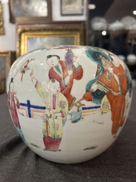 Een Chinese famille rose pot met spelende jongens, 19de eeuw