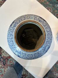 Een Chinees blauw-wit vijfdelig kaststel met 'Shou' decor, Chenghua merk, 19de eeuw