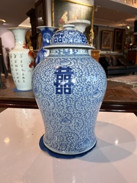 Een Chinees blauw-wit vijfdelig kaststel met 'Shou' decor, Chenghua merk, 19de eeuw