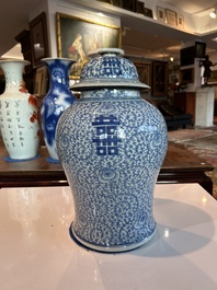 Een Chinees blauw-wit vijfdelig kaststel met 'Shou' decor, Chenghua merk, 19de eeuw