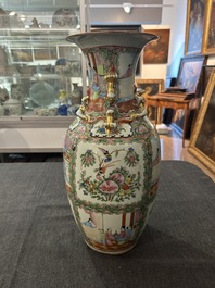 Een paar Chinese Kanton famille rose vazen met paleissc&egrave;nes en floraal decor, ca. 1900