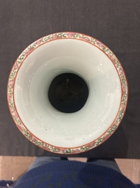 Een paar Chinese Kanton famille rose vazen met paleissc&egrave;nes en floraal decor, ca. 1900