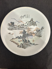 Drie Chinese famille rose, verte en qianjiang cai schotels, 19de/20ste eeuw