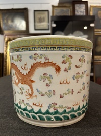 Een Chinese famille rose scroll pot met een draak en een feniks, 19de eeuw