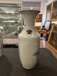 A pair of Chinese famille rose vases with a vistit to the palace, 19th/20th C.