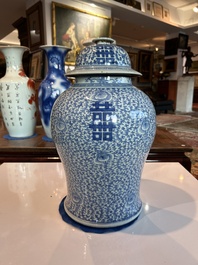 Een Chinees blauw-wit vijfdelig kaststel met 'Shou' decor, Chenghua merk, 19de eeuw