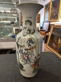 A pair of Chinese famille rose vases with a vistit to the palace, 19th/20th C.