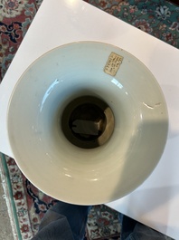 Een Chinees blauw-wit vijfdelig kaststel met 'Shou' decor, Chenghua merk, 19de eeuw