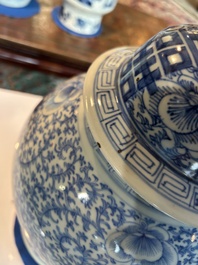 Een Chinees blauw-wit vijfdelig kaststel met 'Shou' decor, Chenghua merk, 19de eeuw