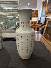 A pair of Chinese famille rose vases with a vistit to the palace, 19th/20th C.