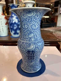 Een Chinees blauw-wit vijfdelig kaststel met 'Shou' decor, Chenghua merk, 19de eeuw