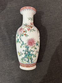 Een paar Chinese famille rose vazen met granaatappels, bloesemtakken en vleermuizen, Yongzheng merk, 20ste eeuw