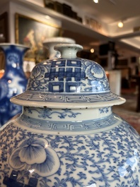 Een Chinees blauw-wit vijfdelig kaststel met 'Shou' decor, Chenghua merk, 19de eeuw