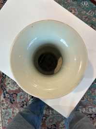 Een Chinees blauw-wit vijfdelig kaststel met 'Shou' decor, Chenghua merk, 19de eeuw