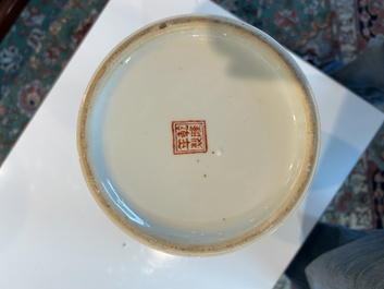 Een Chinese famille rose balustervaas met dames die zich ontspannen in een paleistuin, Qianlong merk, 20ste eeuw