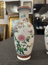 Een paar Chinese famille rose vazen met granaatappels, bloesemtakken en vleermuizen, Yongzheng merk, 20ste eeuw