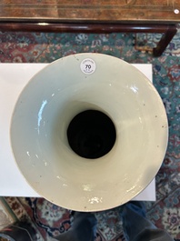 Een paar Chinese famille rose vazen met koraalrode fondkleur, Qianlong merk, Republiek