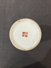 Een paar Chinese famille rose vazen met granaatappels, bloesemtakken en vleermuizen, Yongzheng merk, 20ste eeuw