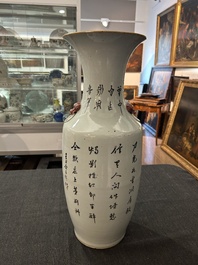 A pair of Chinese famille rose vases with a vistit to the palace, 19th/20th C.