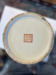 Een paar Chinese famille rose vazen met koraalrode fondkleur, Qianlong merk, Republiek