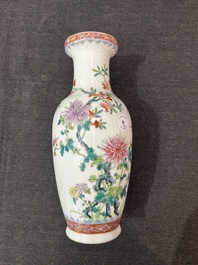 Een paar Chinese famille rose vazen met granaatappels, bloesemtakken en vleermuizen, Yongzheng merk, 20ste eeuw