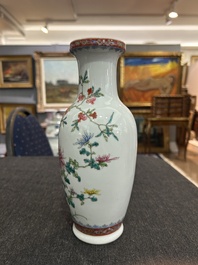 Een paar Chinese famille rose vazen met granaatappels, bloesemtakken en vleermuizen, Yongzheng merk, 20ste eeuw