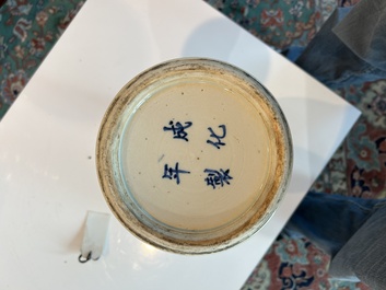 Een Chinees blauw-wit vijfdelig kaststel met 'Shou' decor, Chenghua merk, 19de eeuw